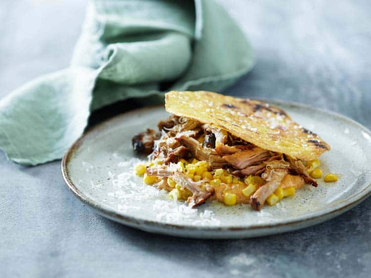 Bakad karré med spröda polentachips och chilimajonnäs