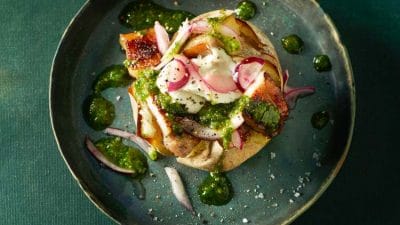 Bakad potatis med yoghurt, krispigt fläsk, persiljeolja och rödlök