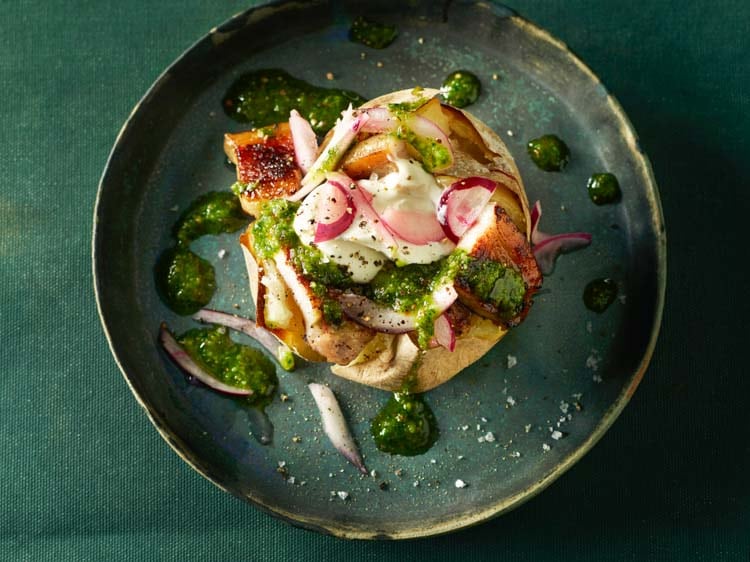 Bakad potatis med yoghurt, krispigt fläsk, persiljeolja och rödlök