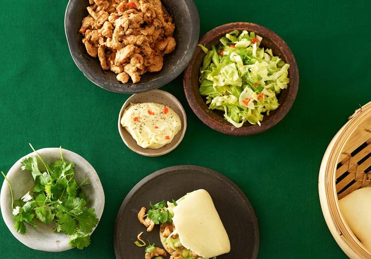 Strimlat fläskkött i baobröd med lättpicklad kål och chilimajonnäs