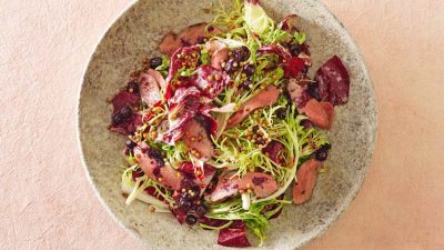 Sallad med grillat grishjärta och svarta vinbär