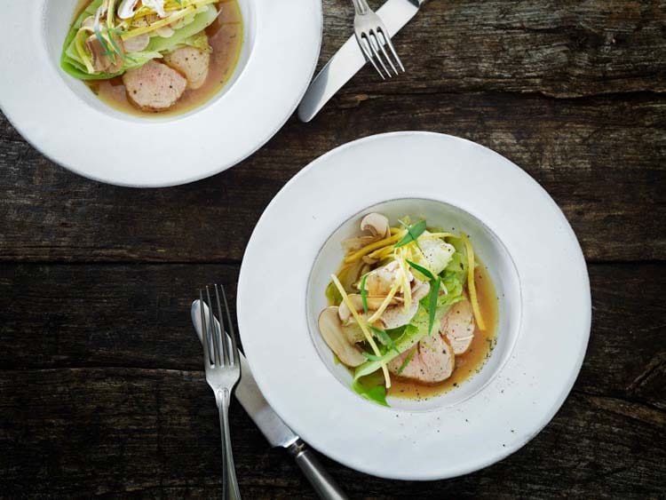 Bowl med fläskfilé, ångad spetskål och champinjoner
