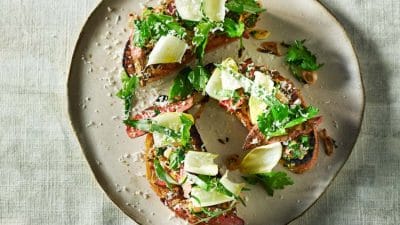 Bruschetta med lever, örtsallad och parmesan