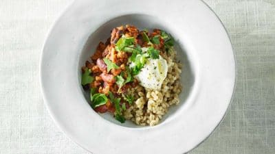 Chili con carne Chili con carne på grisbog med korngrynmed gris, korngryn, crème fraiche och koriander