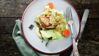 Fläskfilémedaljonger med kålpuré och kimchi