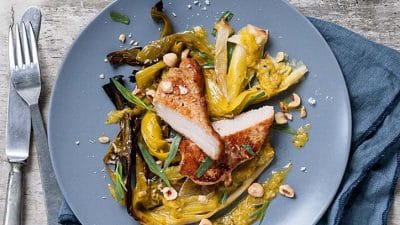 Fläskkotletter med ugnsbakad purjolök, apelsindressing och hasselnötter