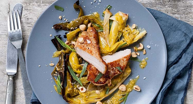 Fläskkotletter med ugnsbakad purjolök, apelsindressing och hasselnötter