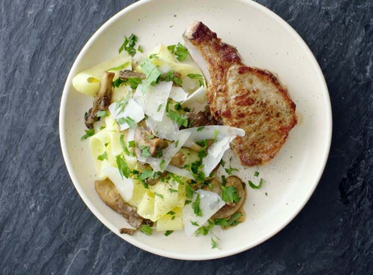 Fläskkotletter med pasta och svamp
