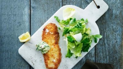 Fläskschnitzel med caesarsmör och grönsallad