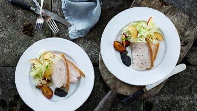 Rosmarindoftande fläsksida med plommon, fänkål och svart vitlökskräm