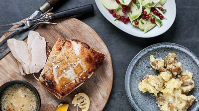 Fransyska med krossad potatis och kålrabbisallad