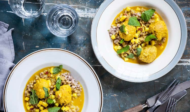 Frikadeller i currysås med korngryn och mynta