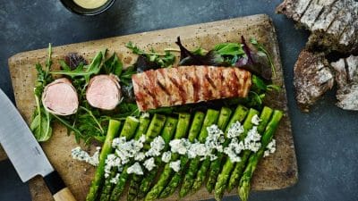 Grillad fläskfilé med bacon och sparris