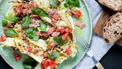Grillad spetskål med bacondressing