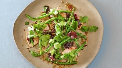 Fläskfilémedaljonger med gröna bönor, sojadressing och tång