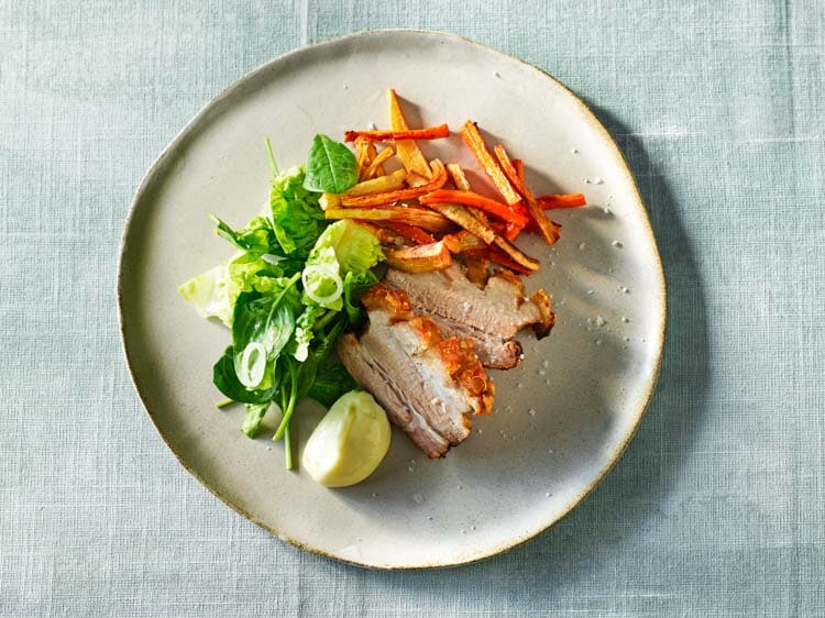 Fläsksida med jamaikansk krydda, rotfruktspommes och aioli