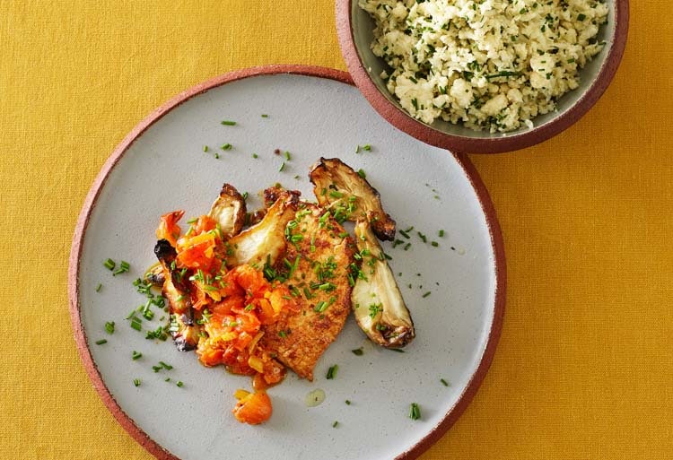 Kryddiga fläskkotletter med jordärtskockor och tomatsalsa