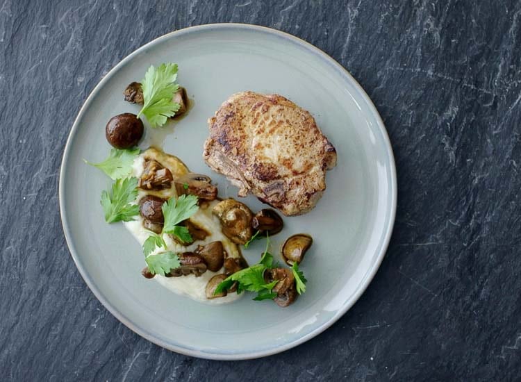 Kanelstekta fläskkotletter med sojasvamp och rotsellerimos