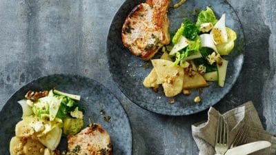 Fläskkotletter med bakad selleri och päronsallad
