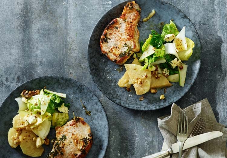 Fläskkotletter med bakad selleri och päronsallad