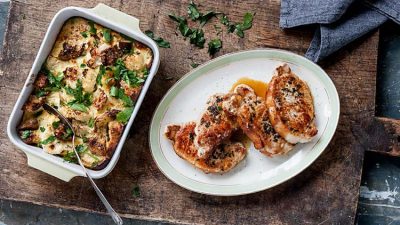 Stekt fläskkotlett och blomkålsgratäng med brödtärningar och parmesan