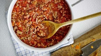 Kryddig köttfärssås på fläskfärs och bacon