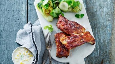 Kryddiga BBQ-ribs med krämig majs och stekt hjärtsallad