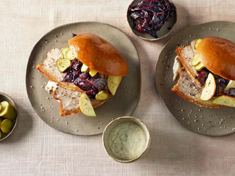 Macka med fläskstek, rödkål, äpple och senapsdressing