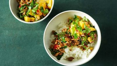 Pad-krapow med fläskfärs, kryddig mangosallad och ris