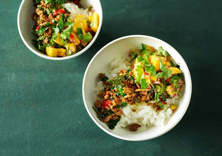 Pad-krapow med fläskfärs, kryddig mangosallad och ris