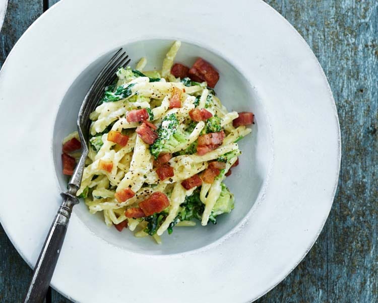 Pasta bambini med spenat och knaprigt bacon