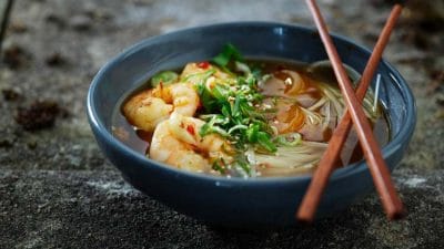 Pork miso ramen med vitlöksstekta räkor och sojamarinerade äggulor
