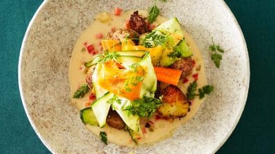 Fläskfärsbollar i ostsås med potatisbullar och morotssallad