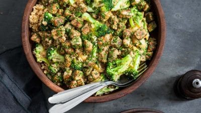 Quinoasallad med broccoli och strimlat innanlår av färsk skinka