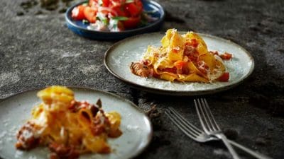 Mustig ragu med fläskkött, pasta och tomatsallad
