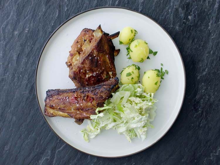 Revbensspjäll marinerade i öl med spetskål och citrondressing