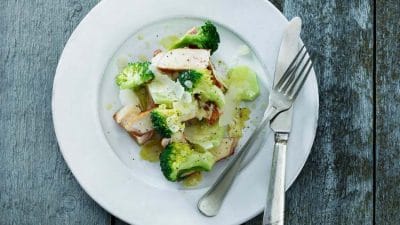 Rosmarinkryddad fläskkotlett med citrondressing, broccoli och ost
