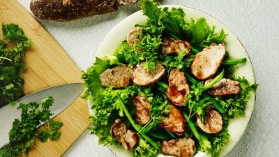 Sommarsallad med fläskfilé, gröna bönor och honungsdressing