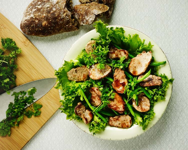 Sommarsallad med fläskfilé, gröna bönor och honungsdressing