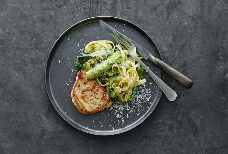 Senapsstekta fläskkotletter med pasta och smörstekt purjolök