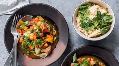 Snabblagad tagine med fläskkarré, kikärtor, grönsaker och örter