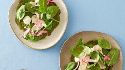 Spenatpannkakor med fläskkotlett, picklad rödlök och yoghurt