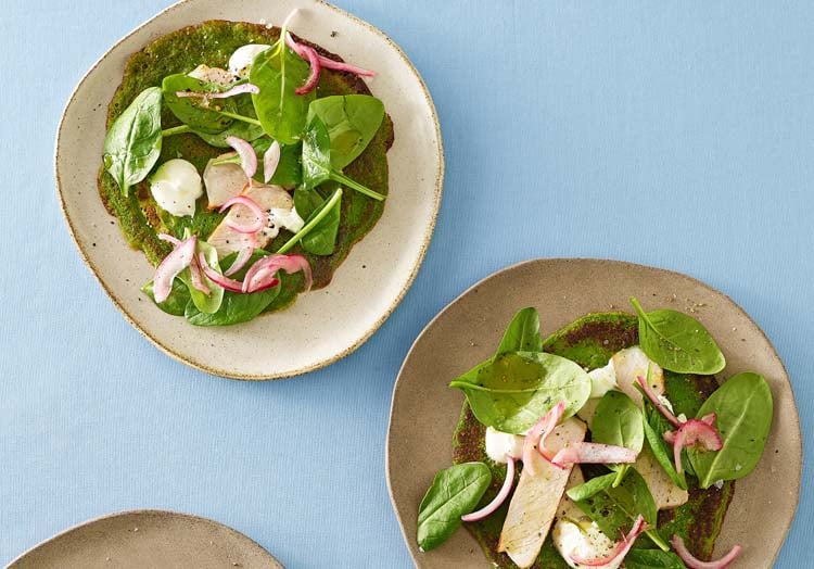 Spenatpannkakor med fläskkotlett, picklad rödlök och yoghurt