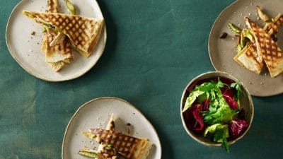 Grillat tortillabröd med fläskkotlett, sparris och svamp