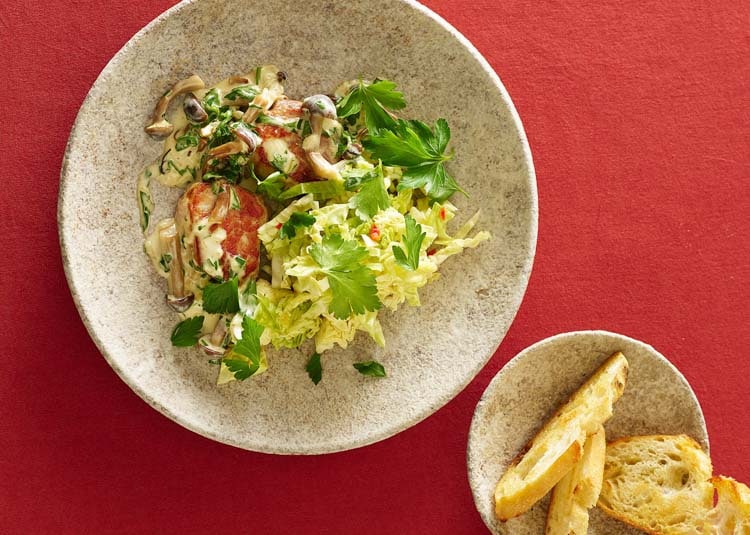 Syrlig kålsallad med fläskfilé och svamp
