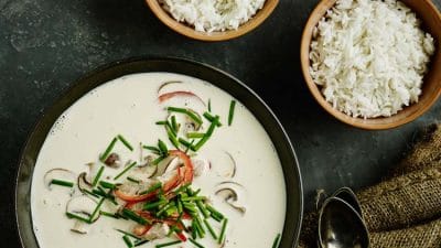 Thaisoppa med innanlår av skinka, lime, ingefära och kokosmjölk