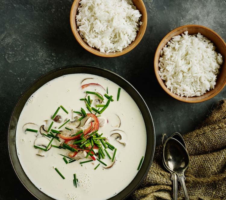 Thaisoppa med innanlår av skinka, lime, ingefära och kokosmjölk