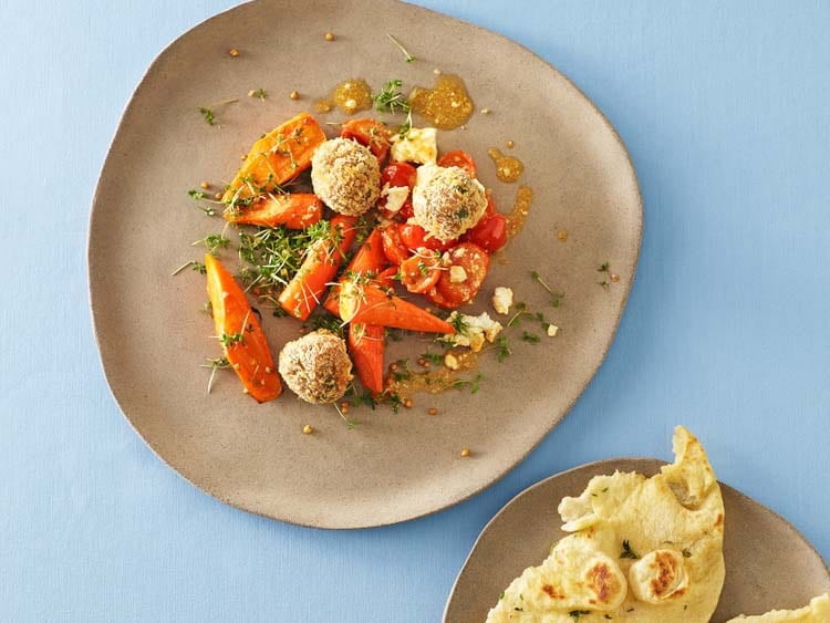 Krispiga fläskköttbullar med bakade morötter, tomater och fetaost