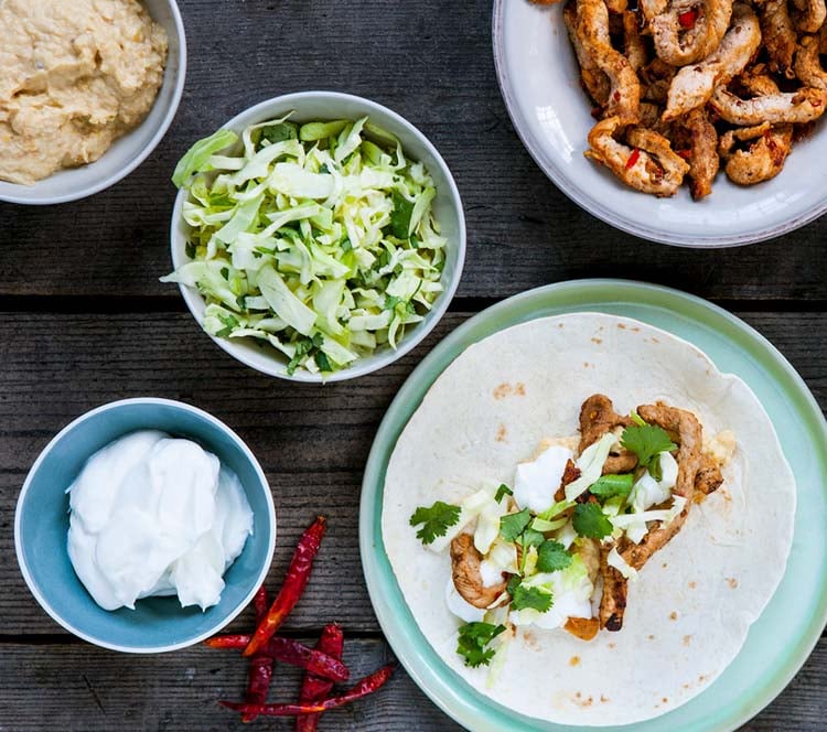 Tortillas med strimlat innanlår av skinka, kål och hummus
