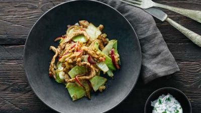Wok med strimlat innanlår av skinka, matvete och yoghurt med örter
